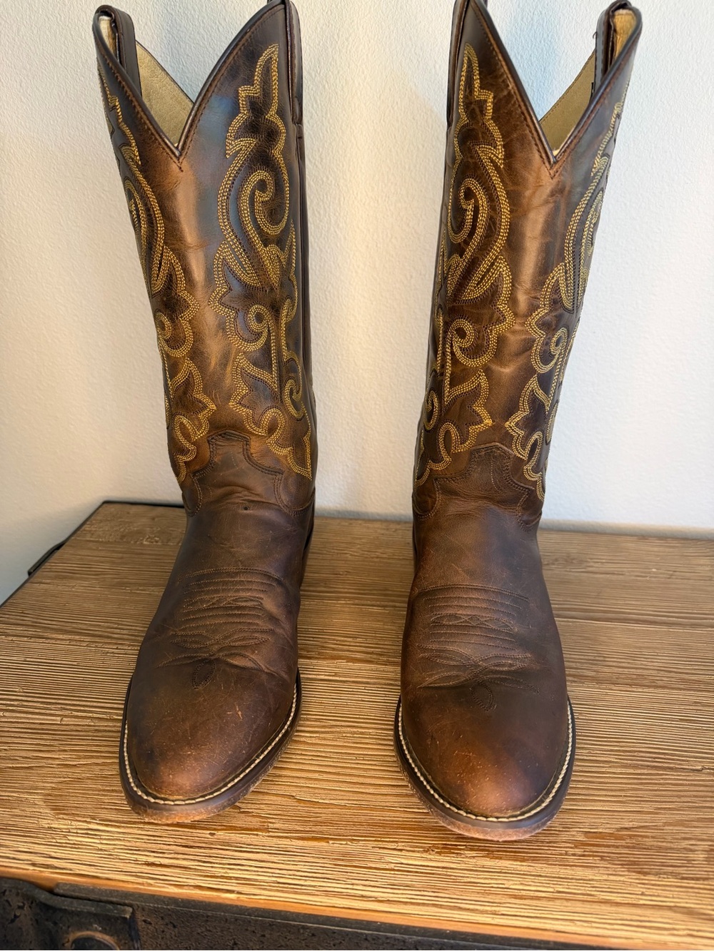 Justin Boots Brown Leather Western Cowboy Boots with Gold Stitching